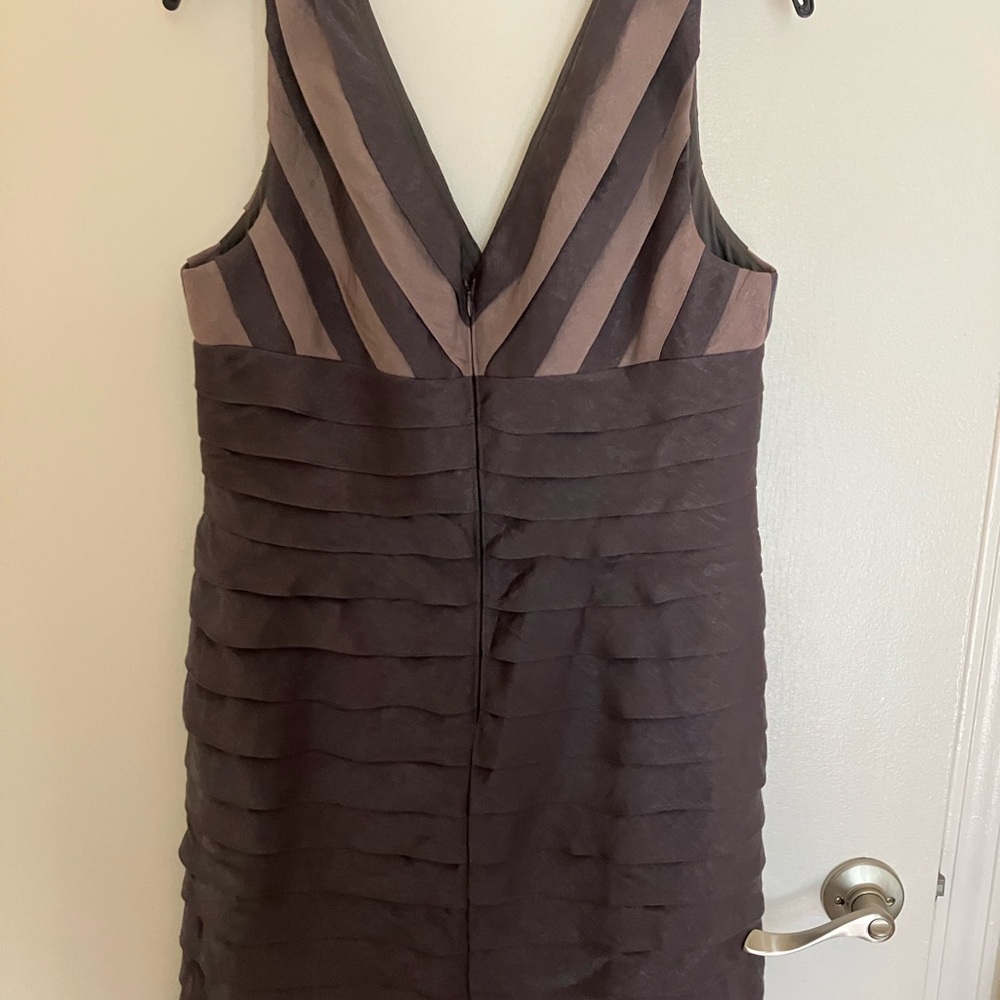 Sleeveless dress with a V neck and back